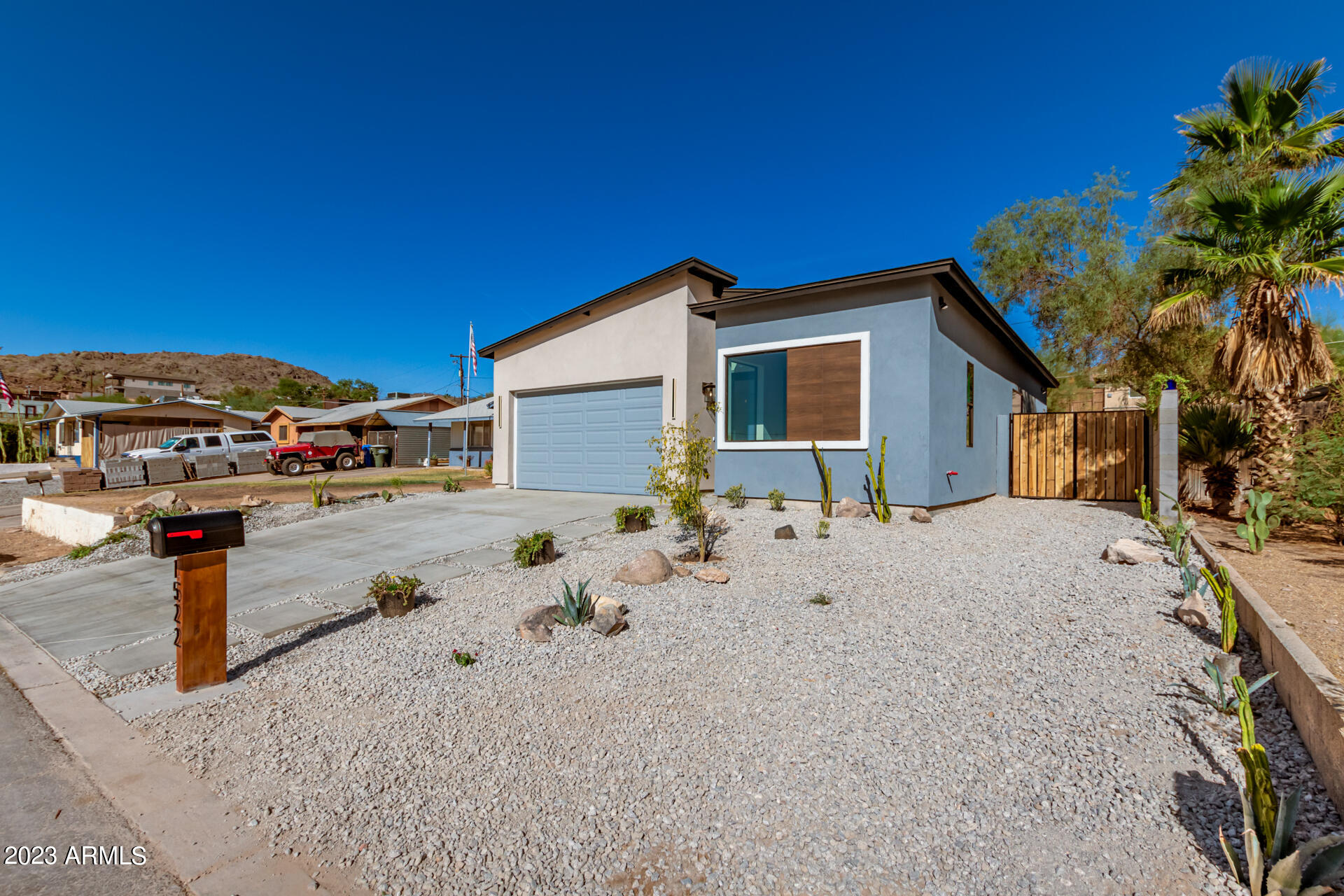 1522 E SIERRA Street