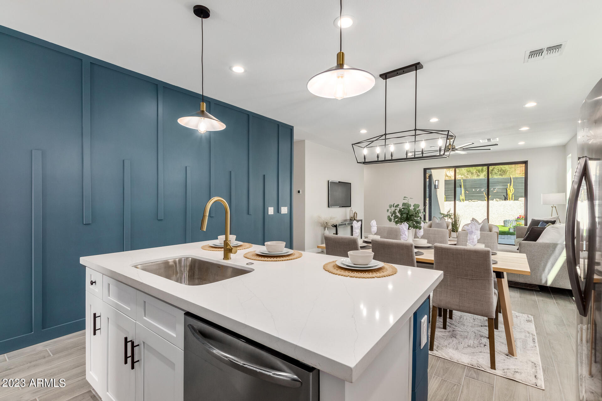 1522 E SIERRA Street