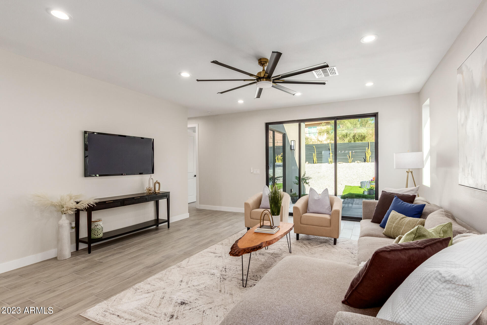 1522 E SIERRA Street