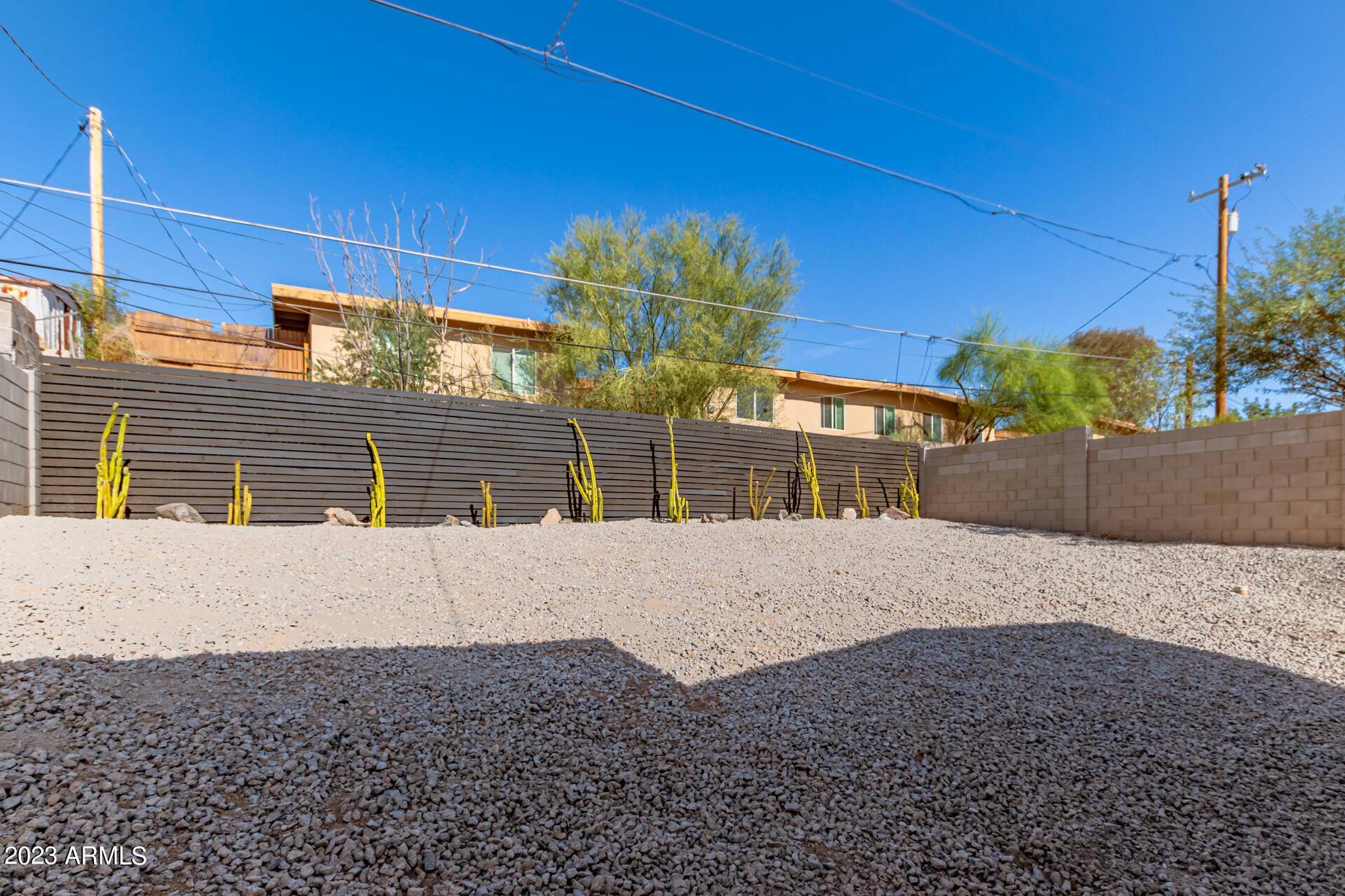 1522 E SIERRA Street