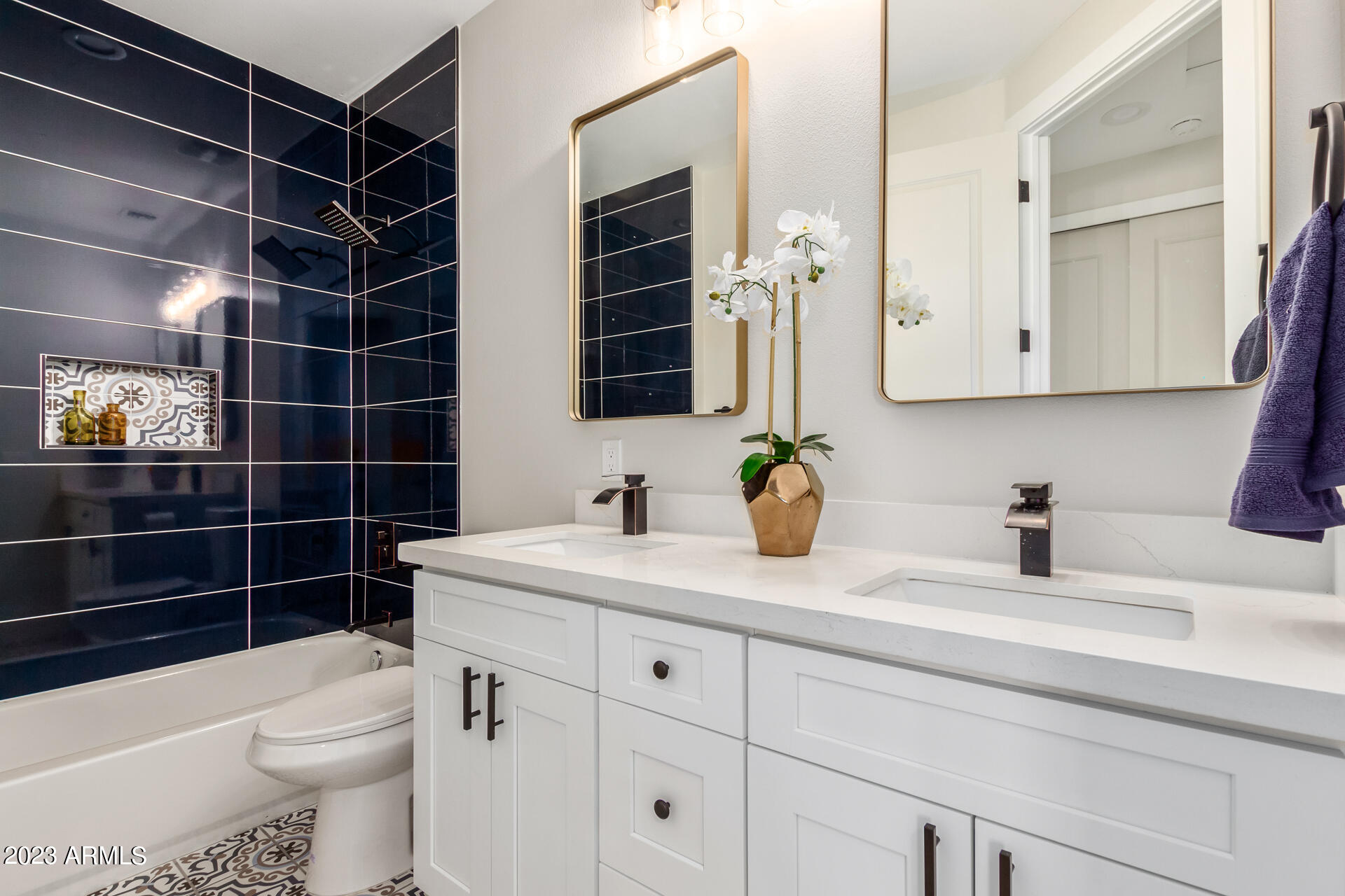 1522 E SIERRA Street