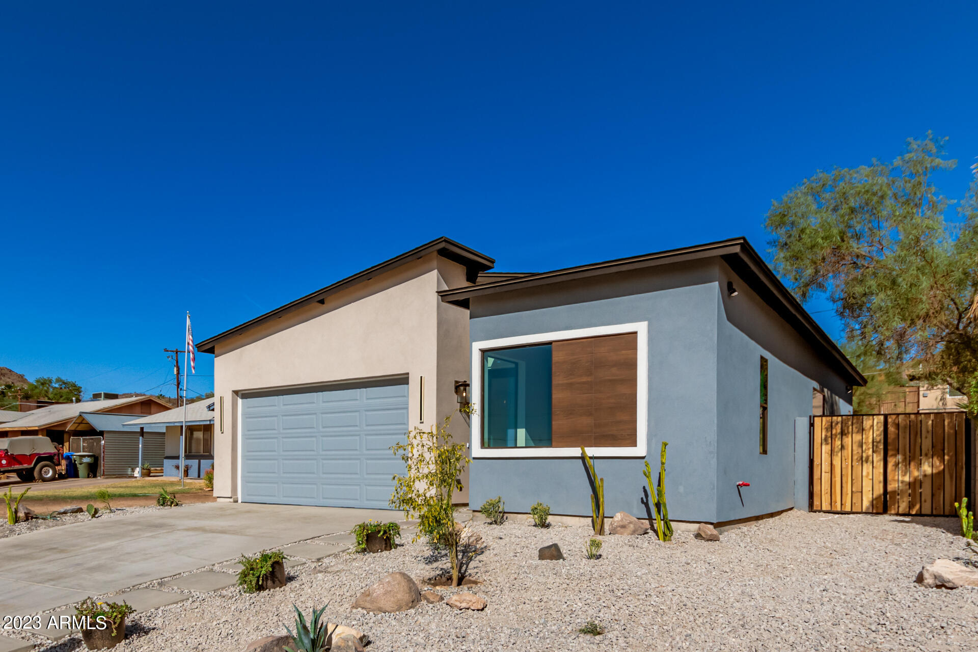 1522 E SIERRA Street