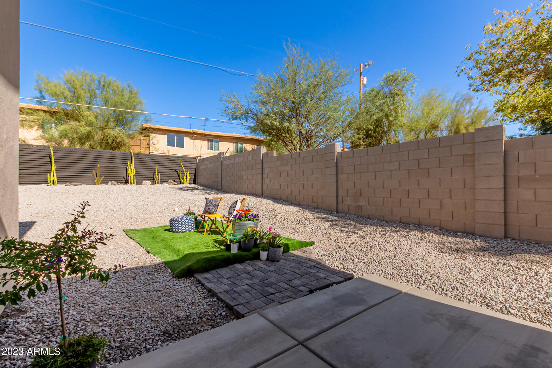 1522 E SIERRA Street