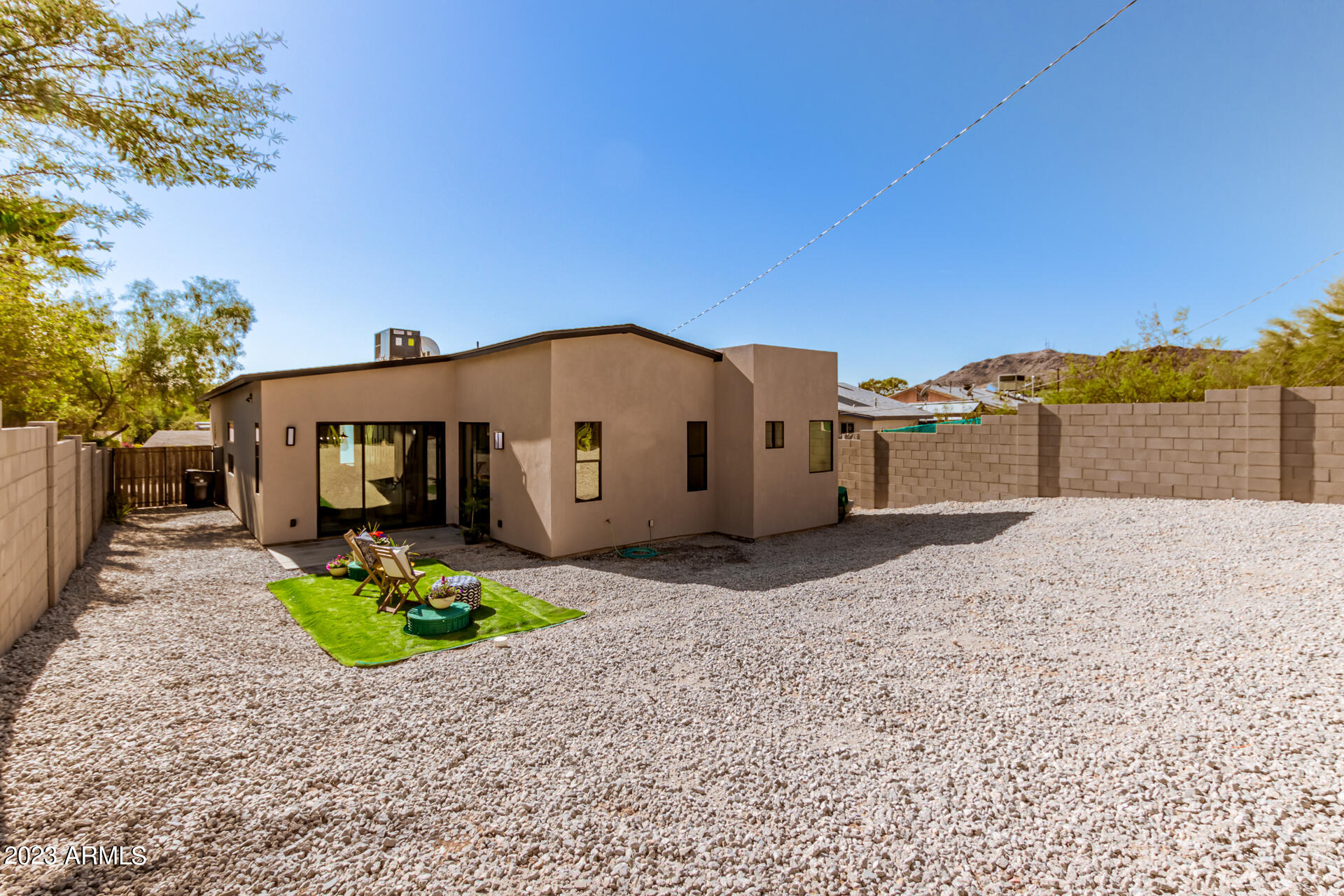 1522 E SIERRA Street