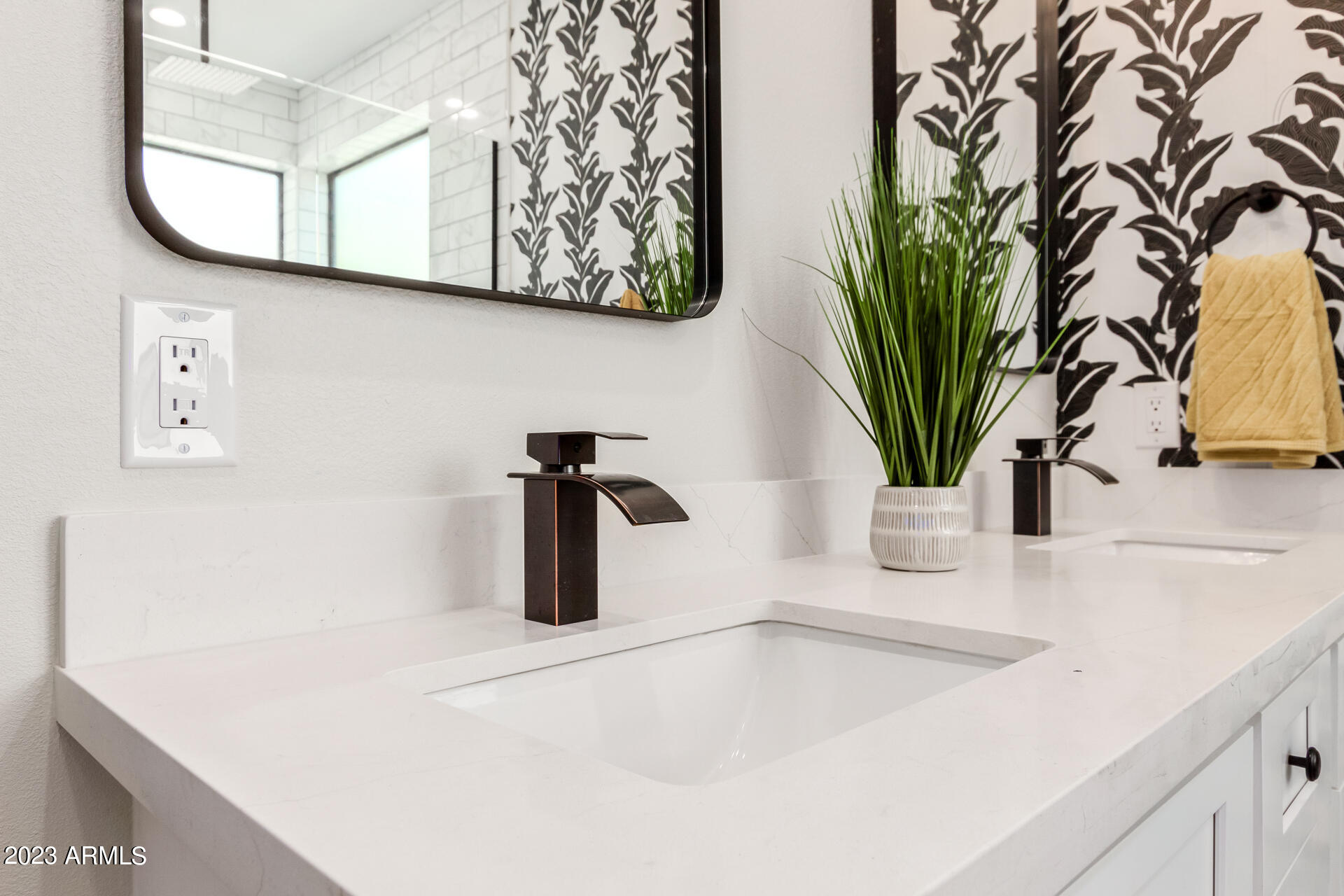 1522 E SIERRA Street