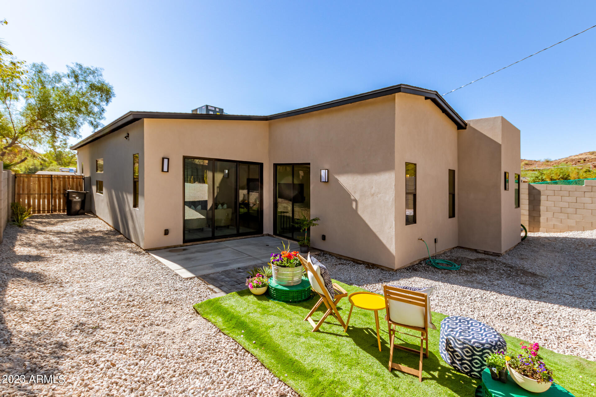 1522 E SIERRA Street