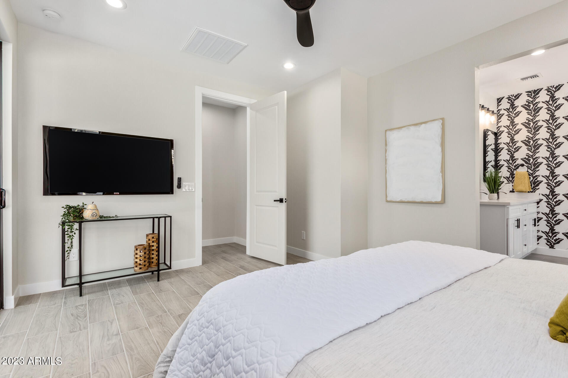 1522 E SIERRA Street