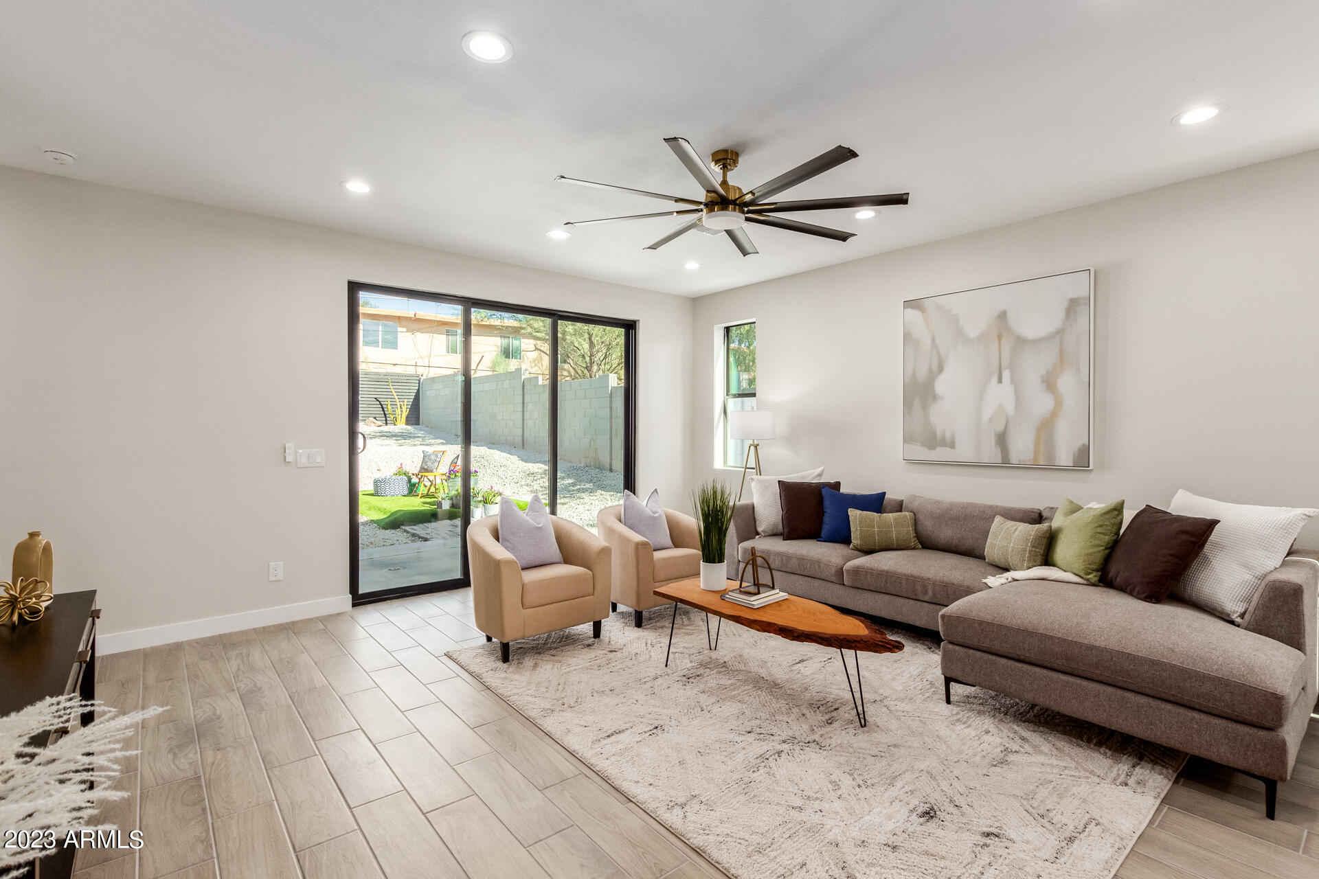 1522 E SIERRA Street