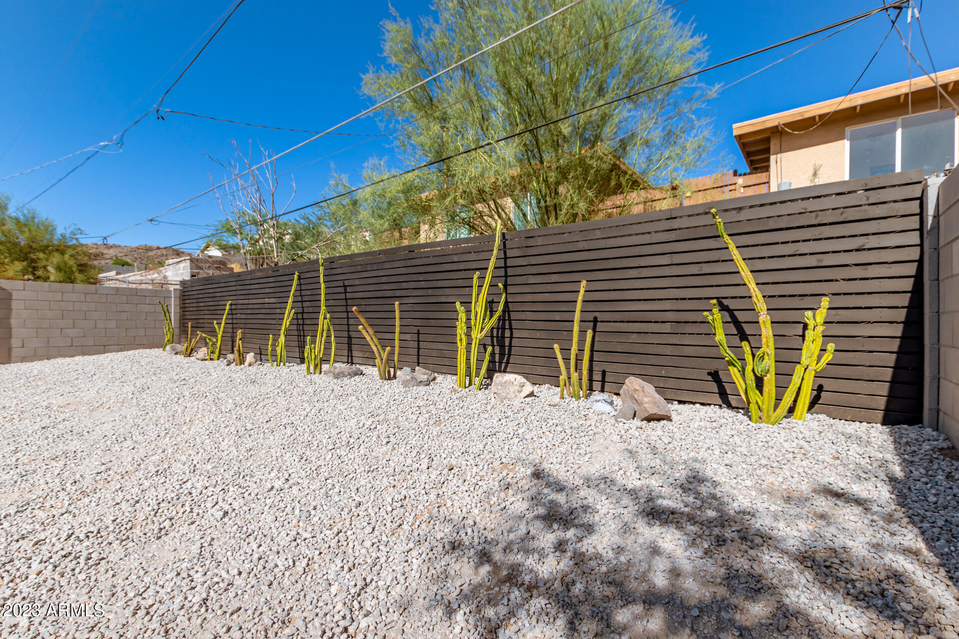 1522 E SIERRA Street