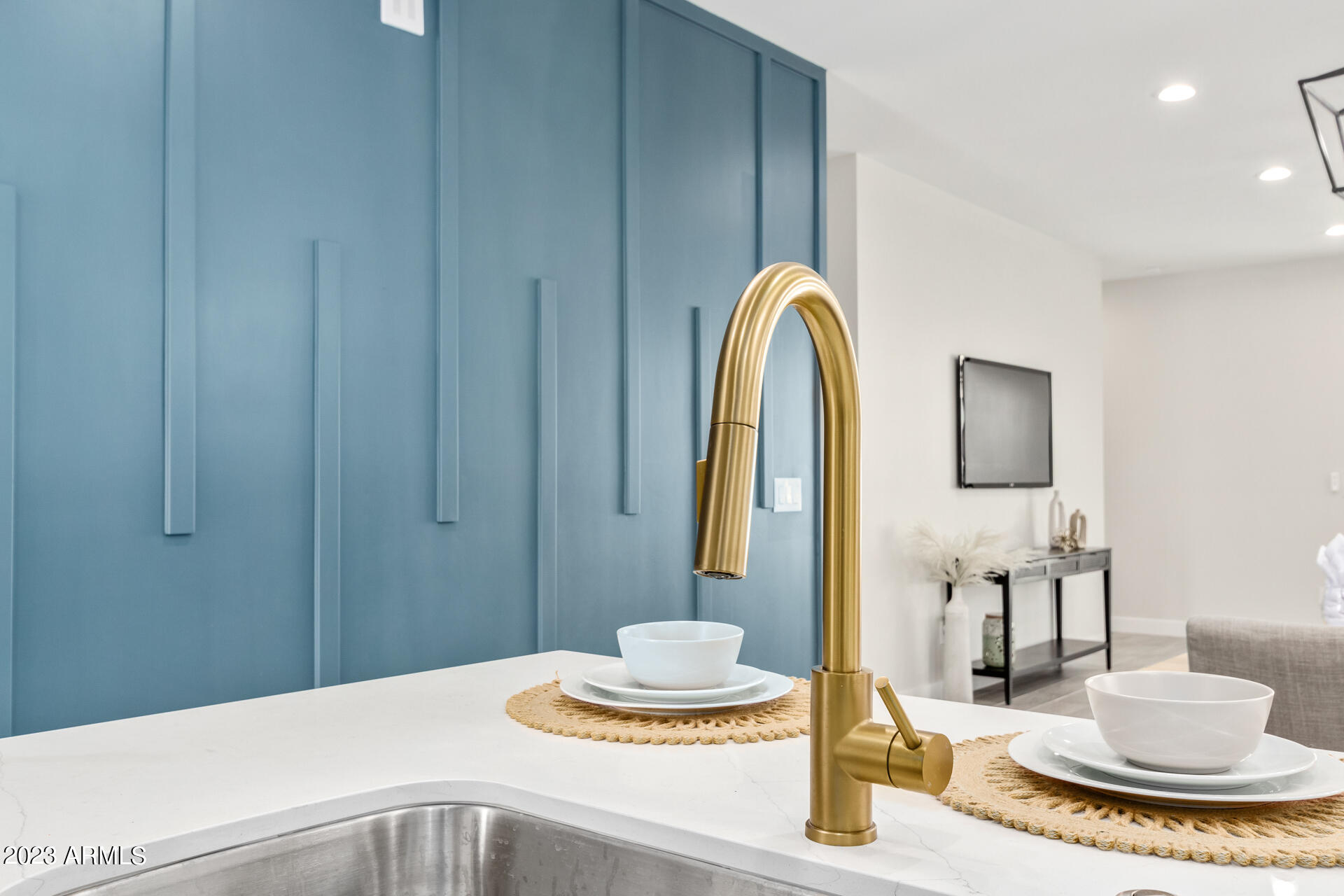 1522 E SIERRA Street