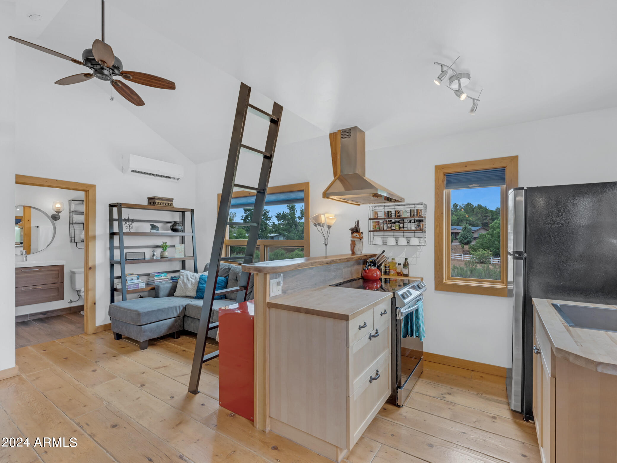4 N FARM CIRCLE Road
