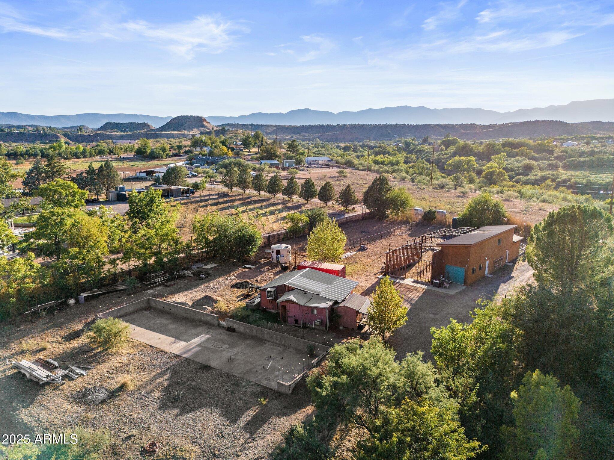 1733 S SUGARLOAF Road