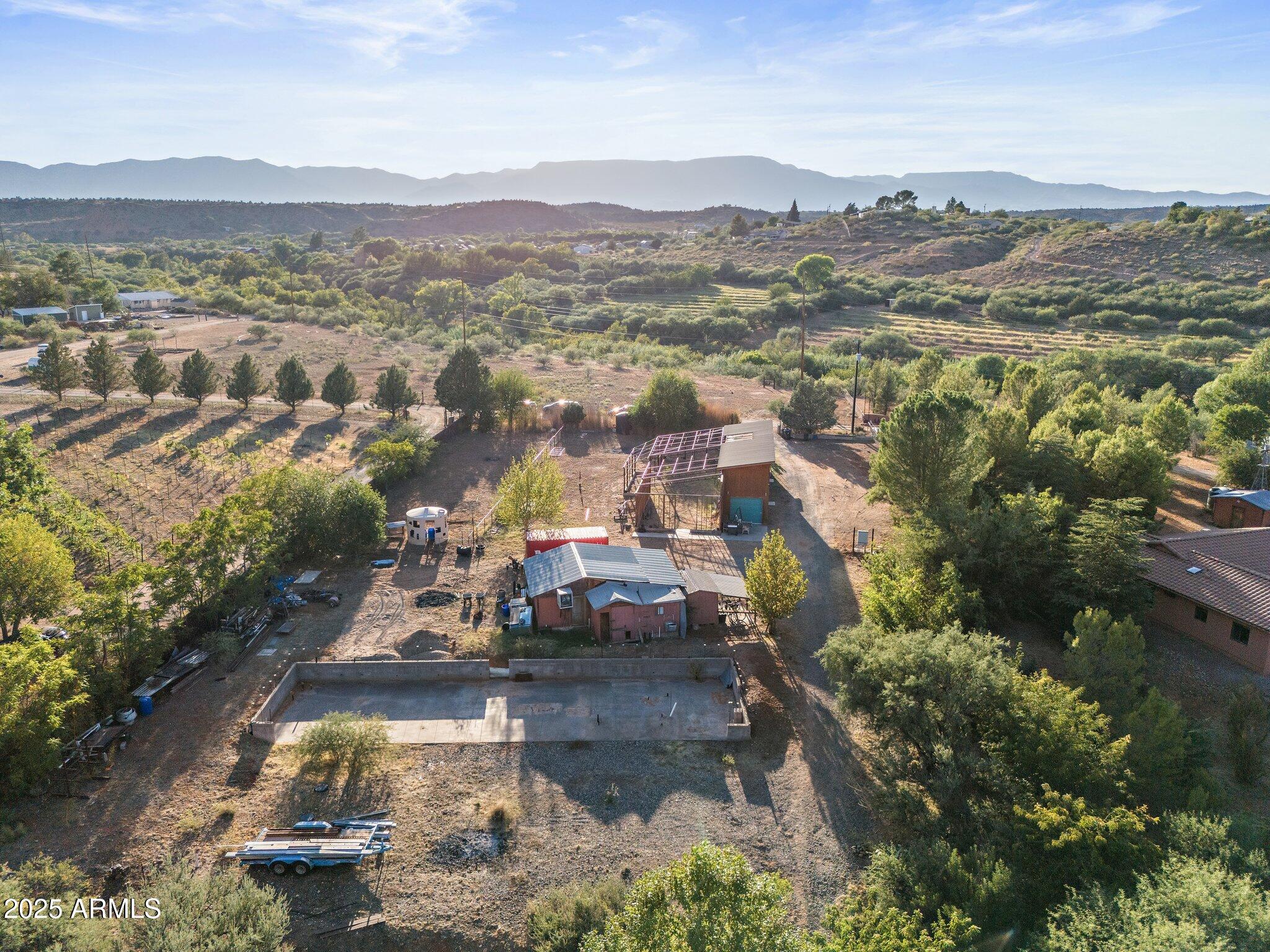 1733 S SUGARLOAF Road