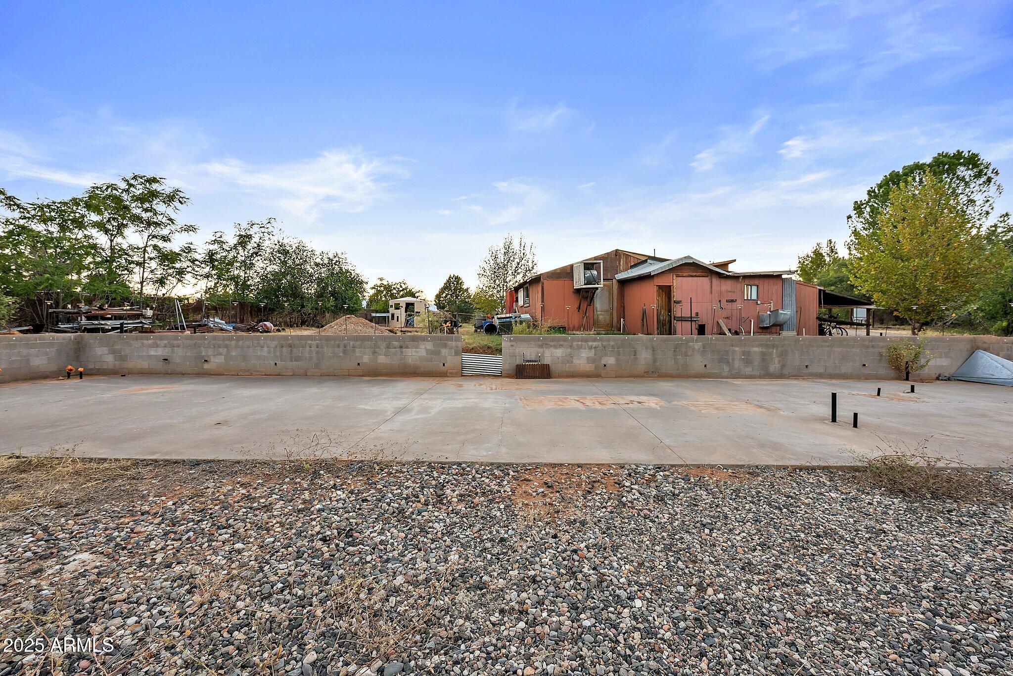 1733 S SUGARLOAF Road