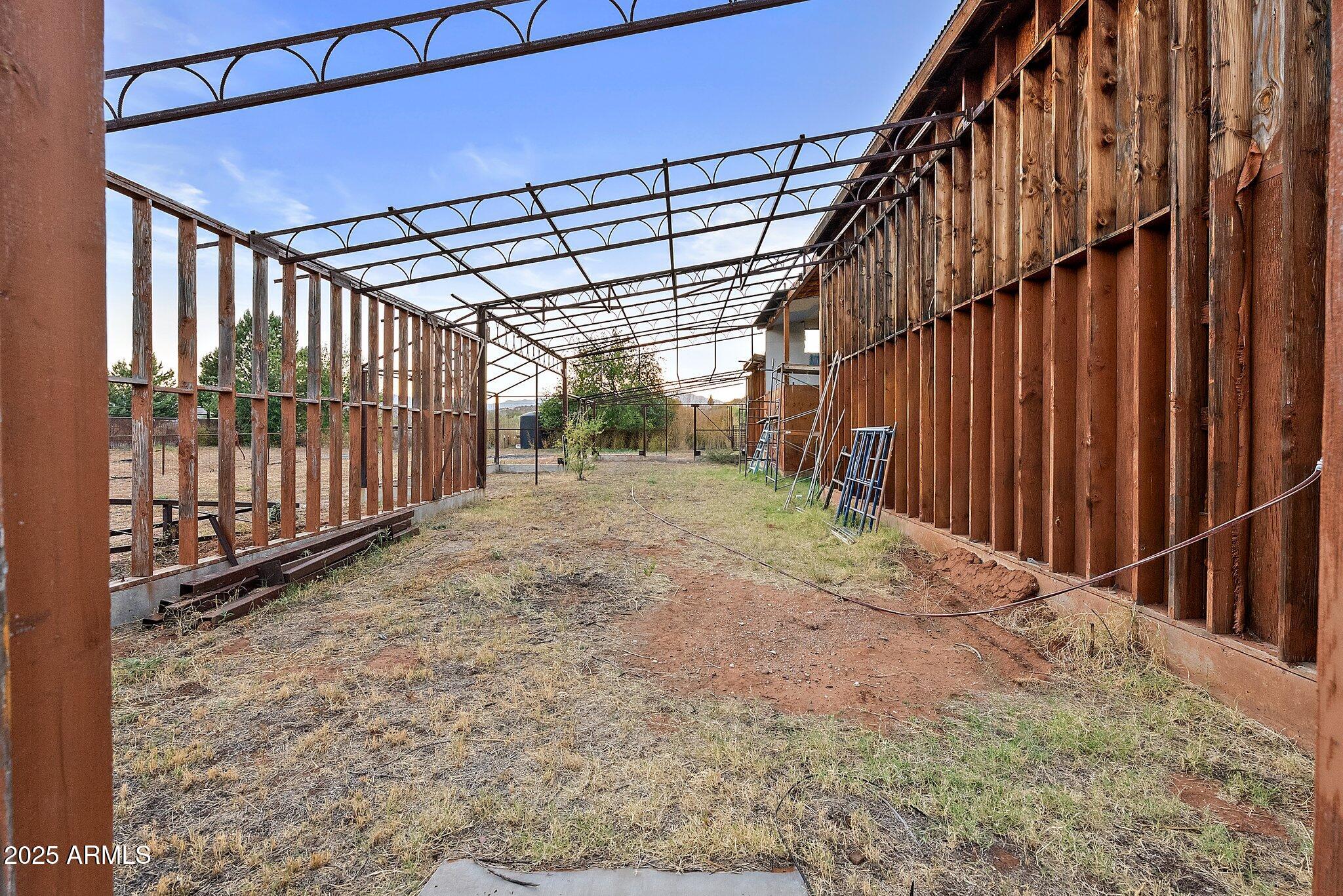 1733 S SUGARLOAF Road