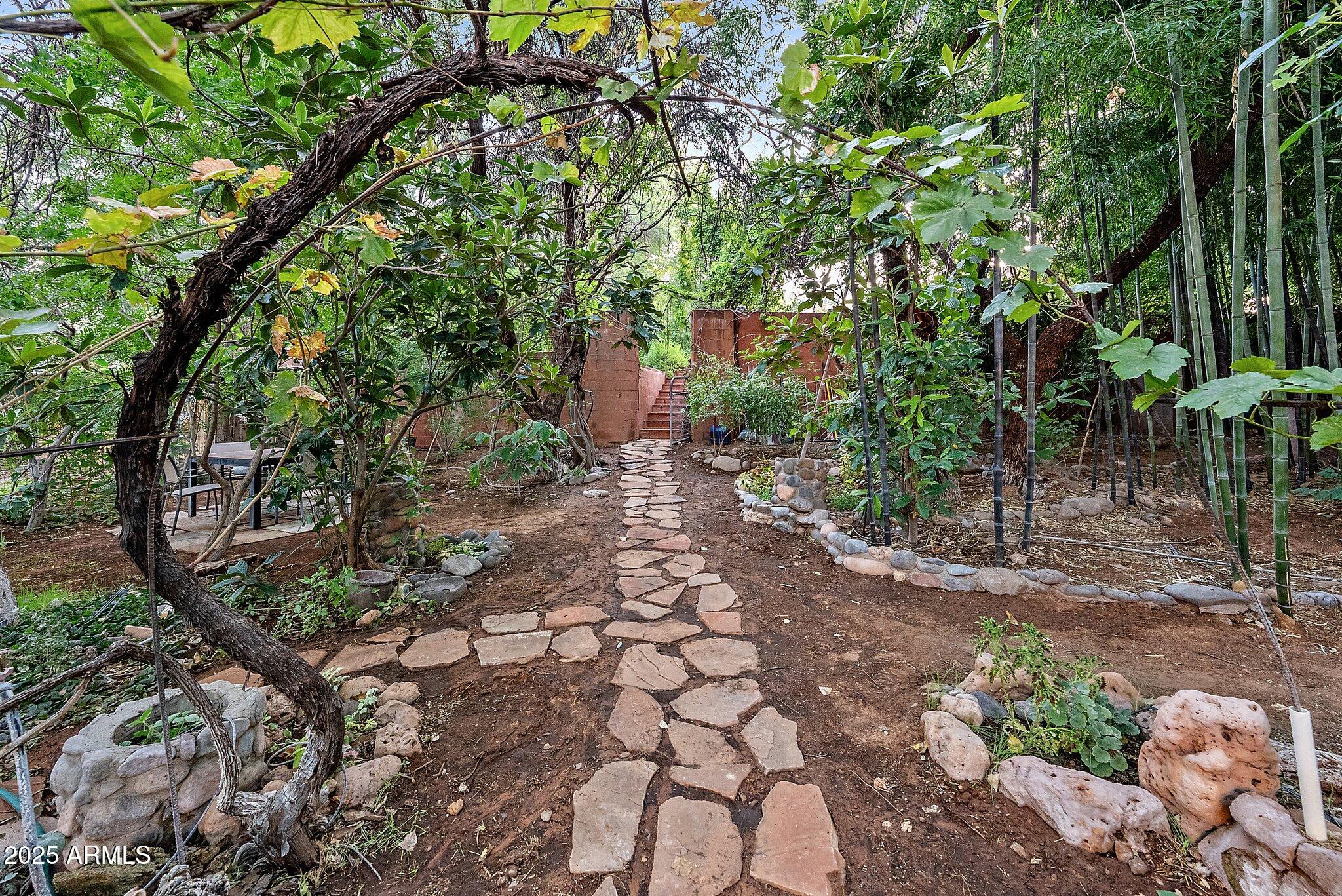 1733 S SUGARLOAF Road