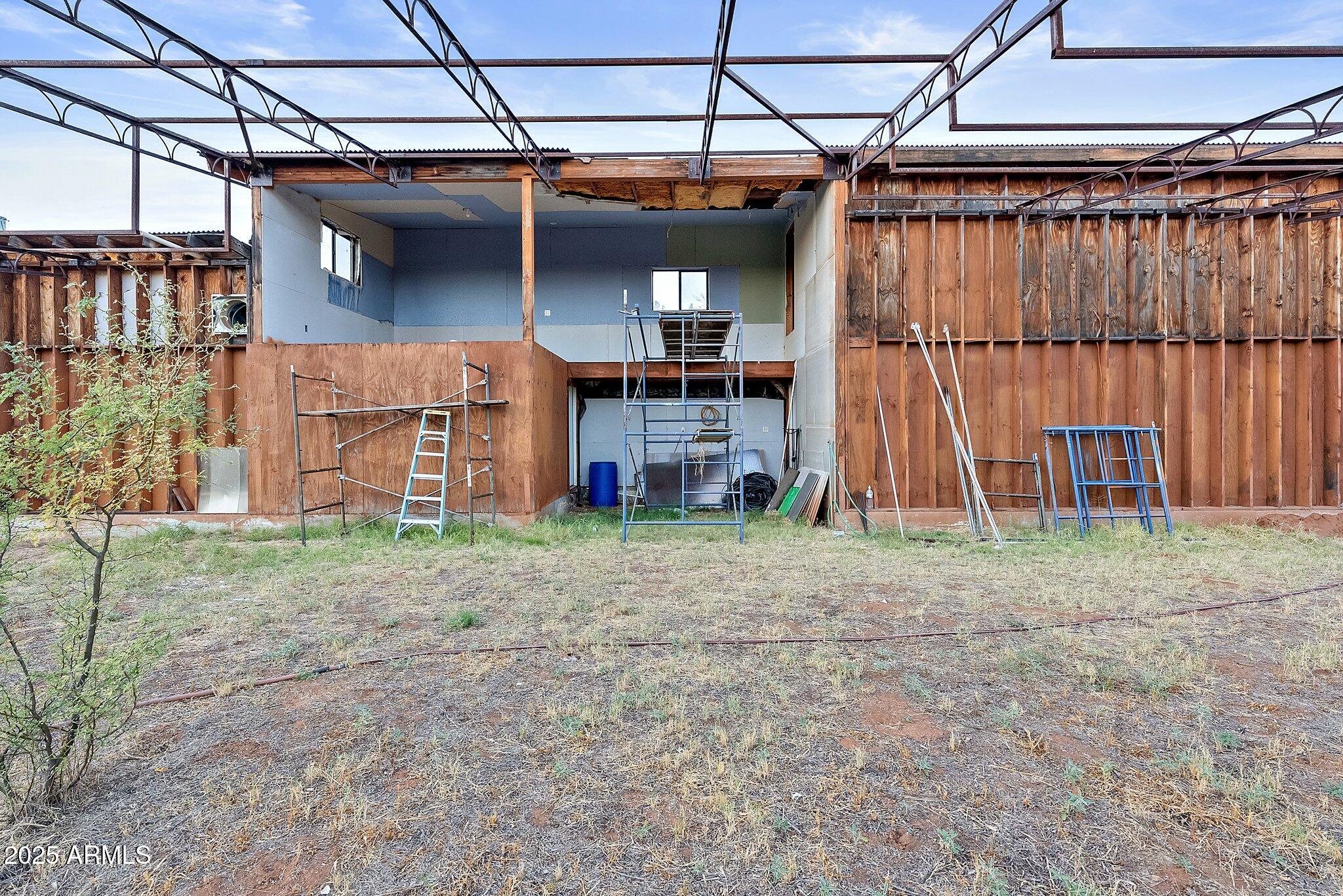 1733 S SUGARLOAF Road