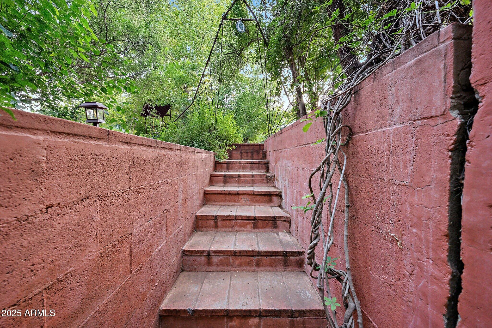 1733 S SUGARLOAF Road