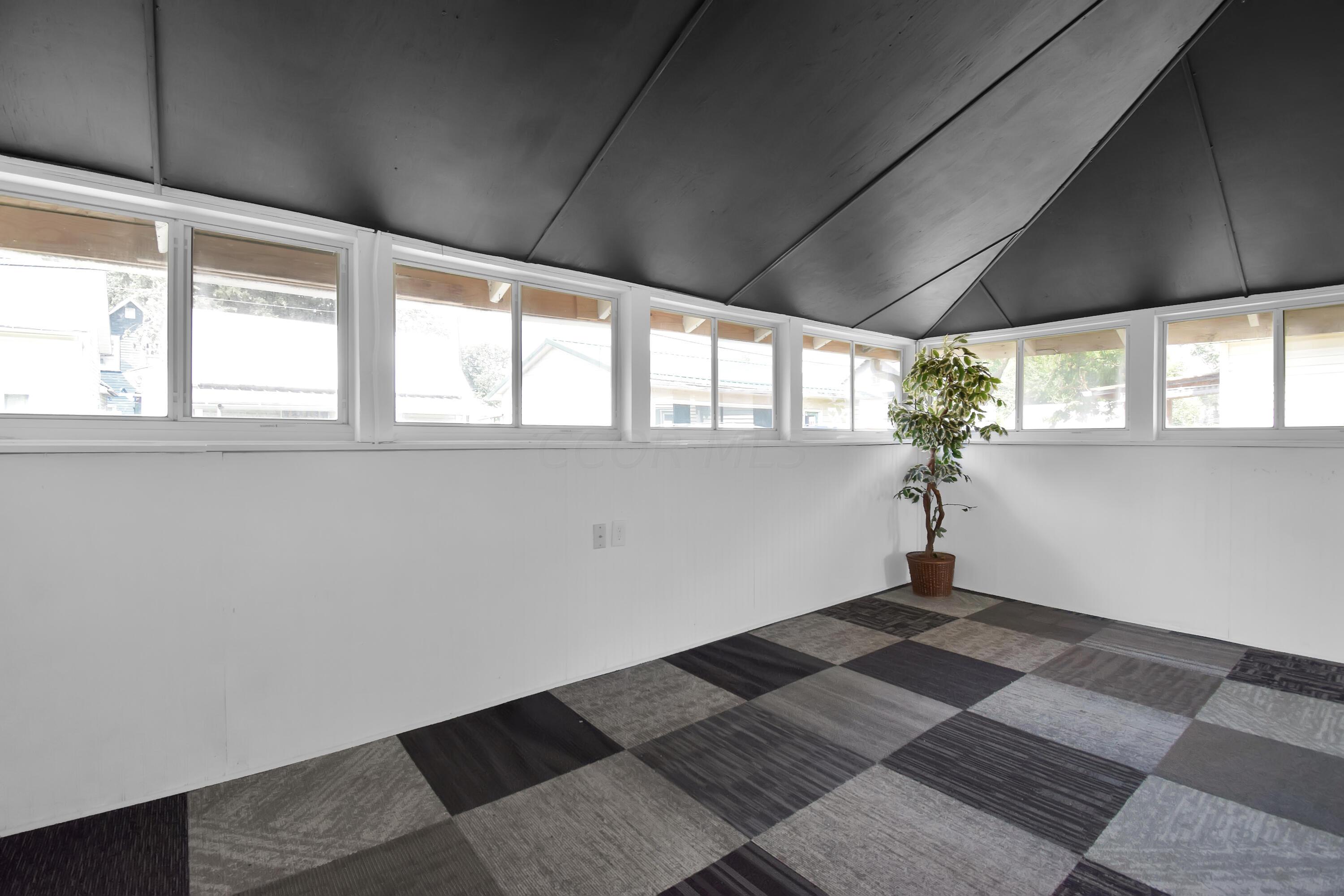 909 W Vine Street