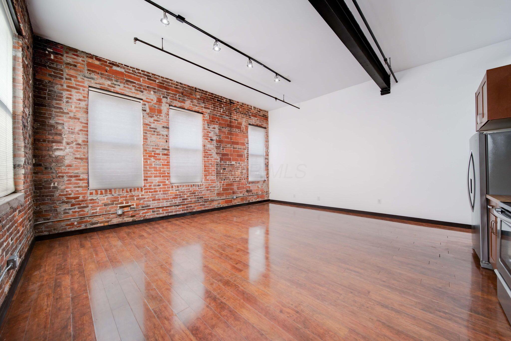 139 E Main Street, 112