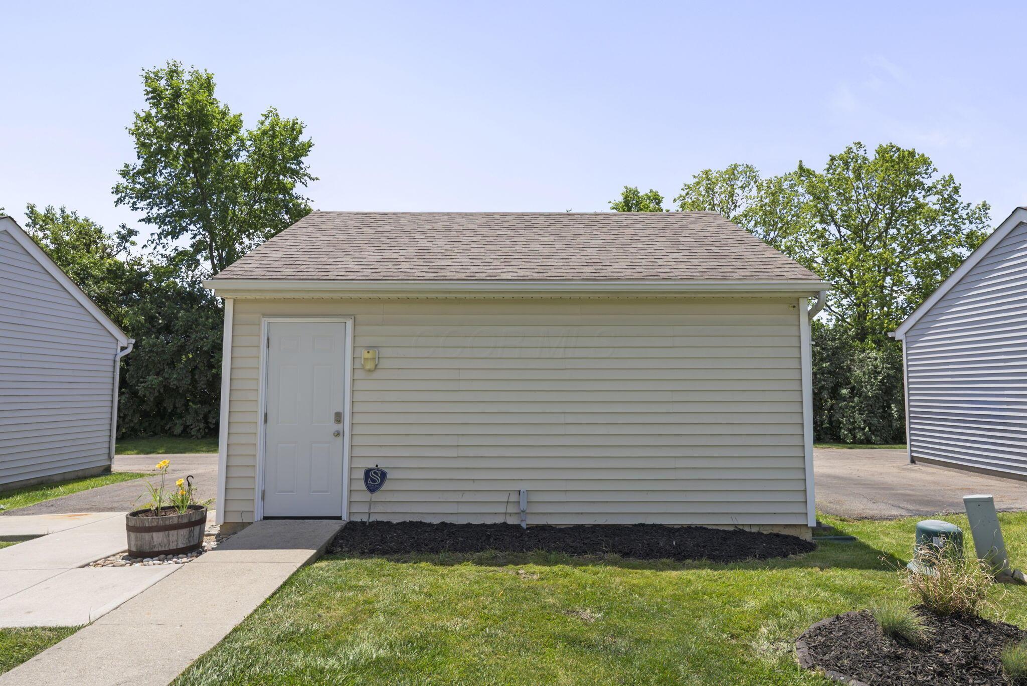 6109 Treaty Lane, 207