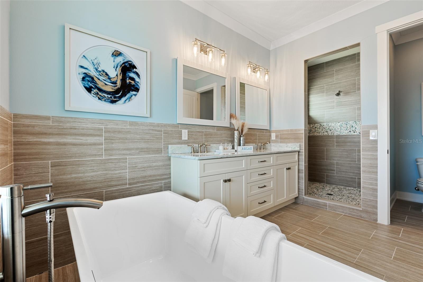 240 YACHT HARBOR DR