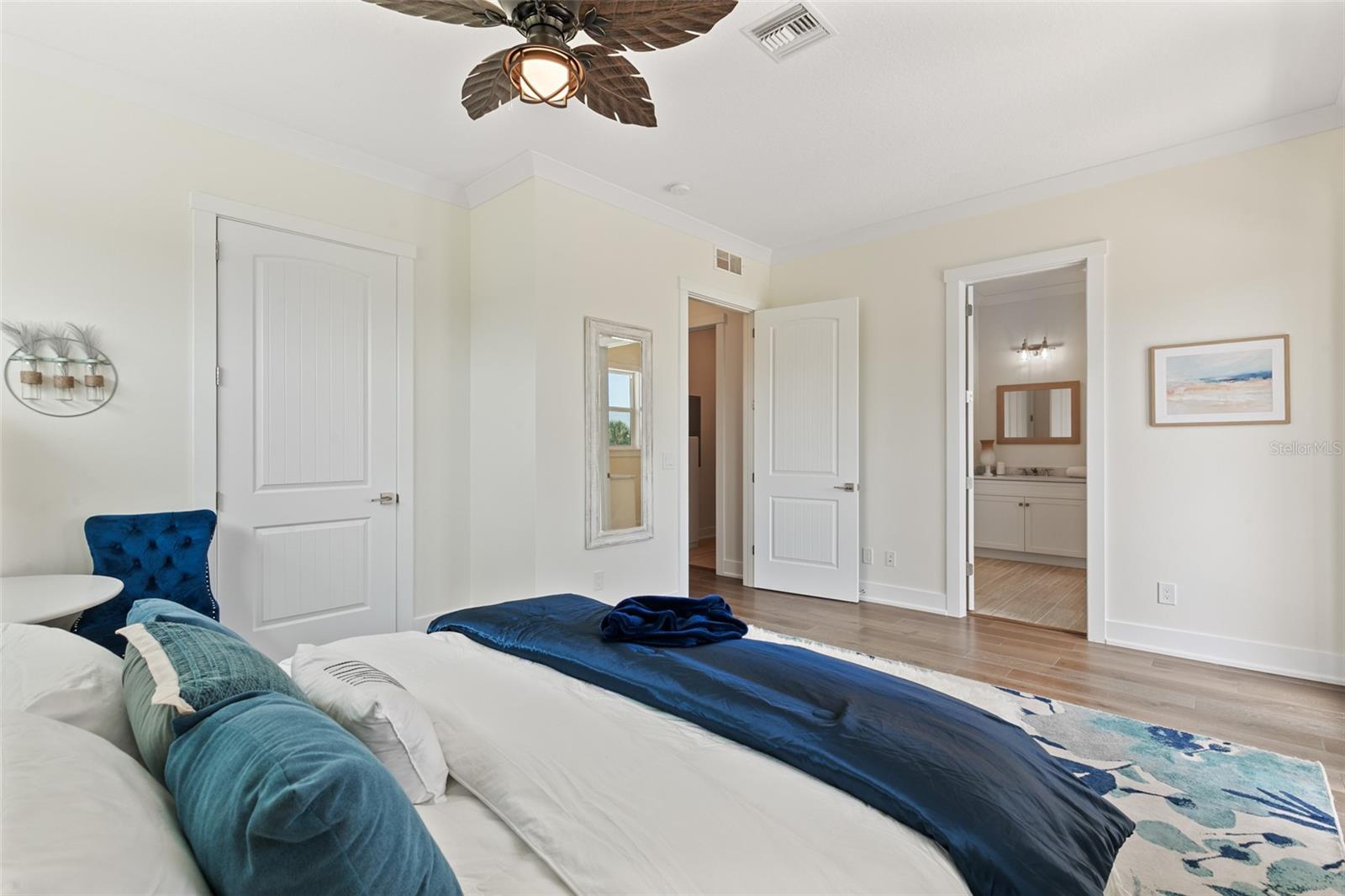 240 YACHT HARBOR DR