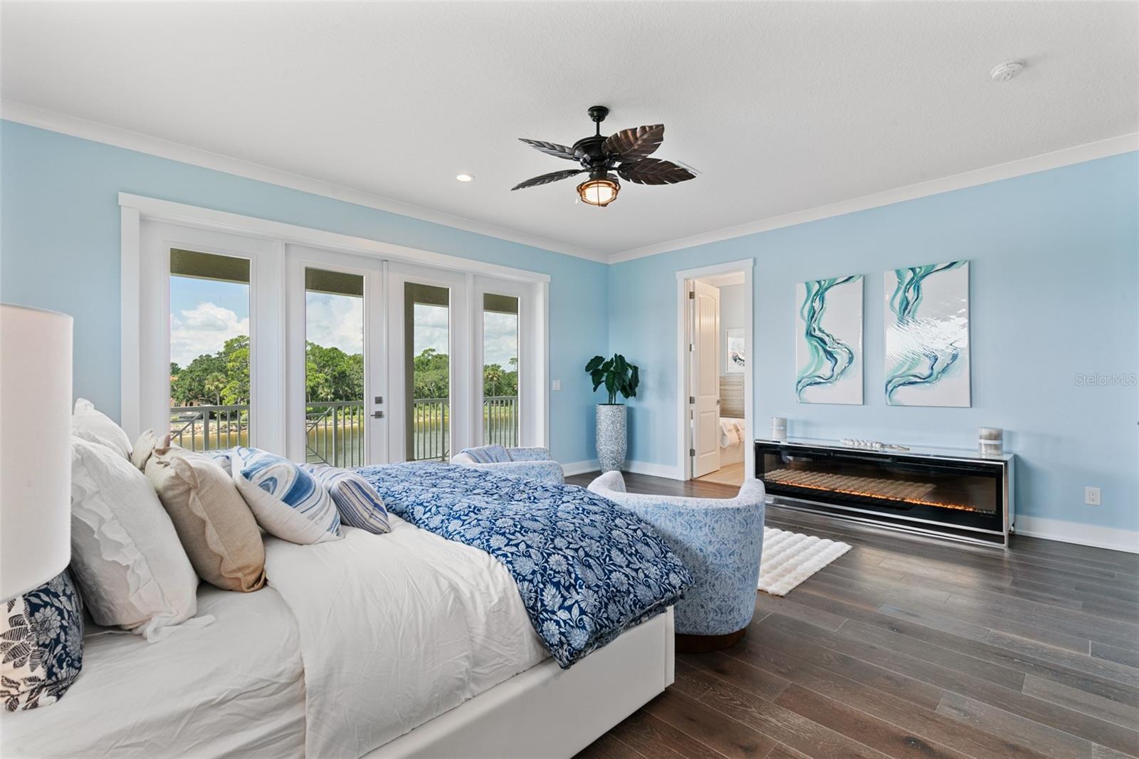 240 YACHT HARBOR DR