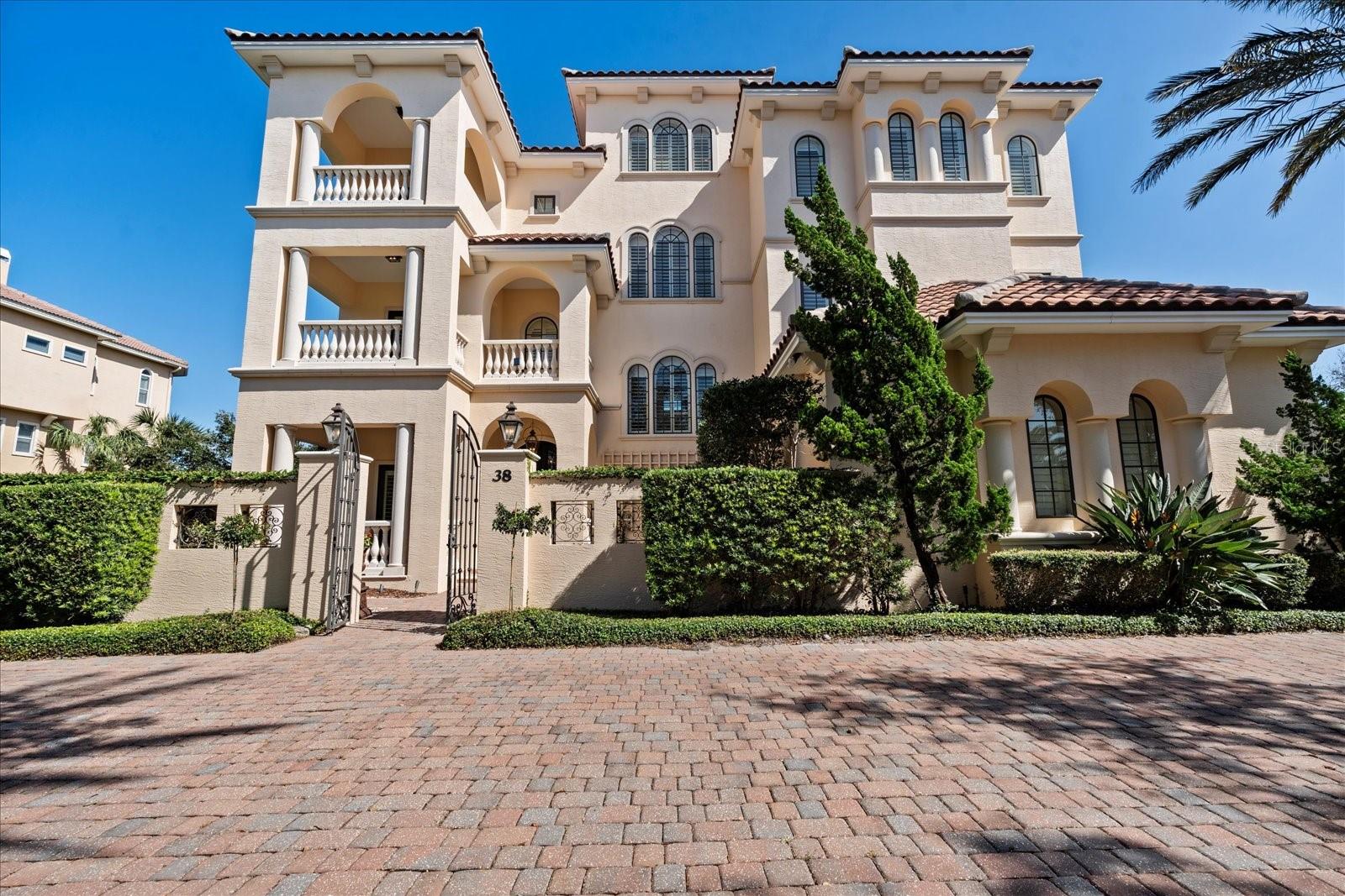 38 NORTHSHORE DR