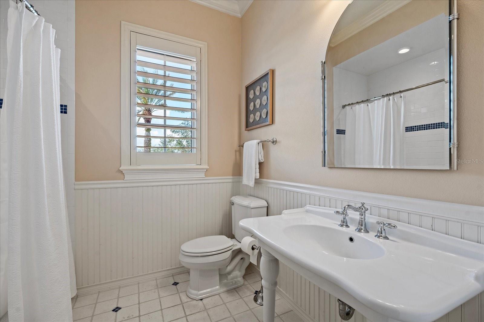 38 NORTHSHORE DR