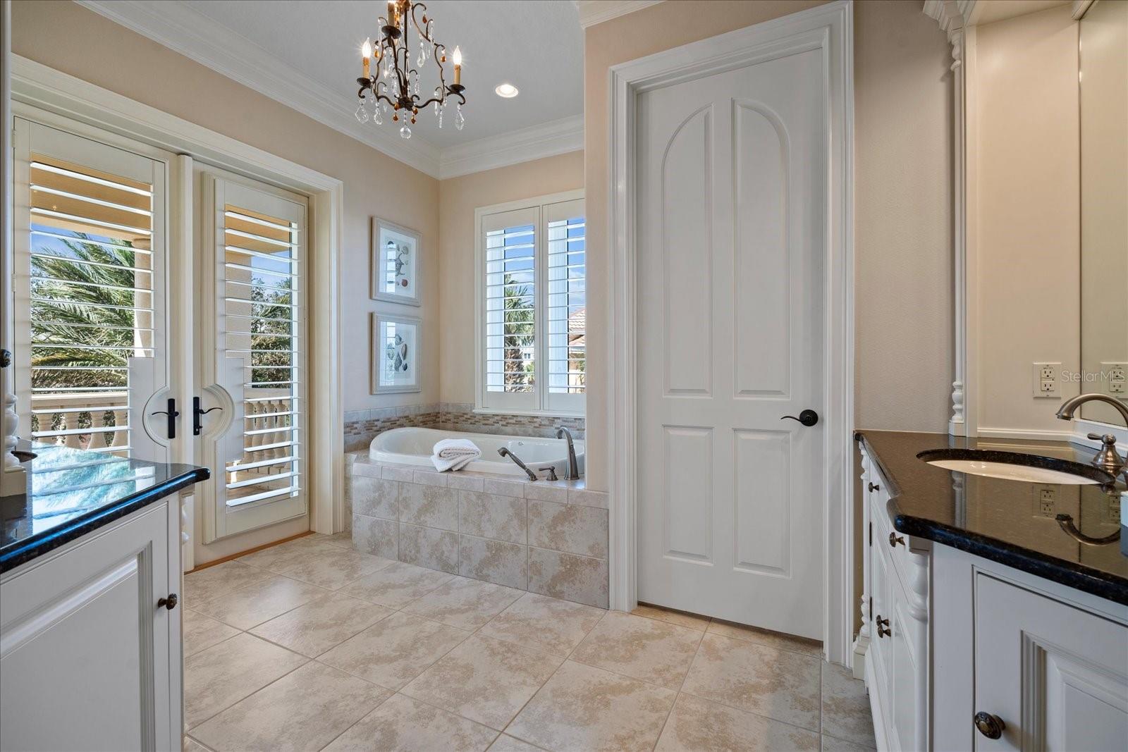 38 NORTHSHORE DR