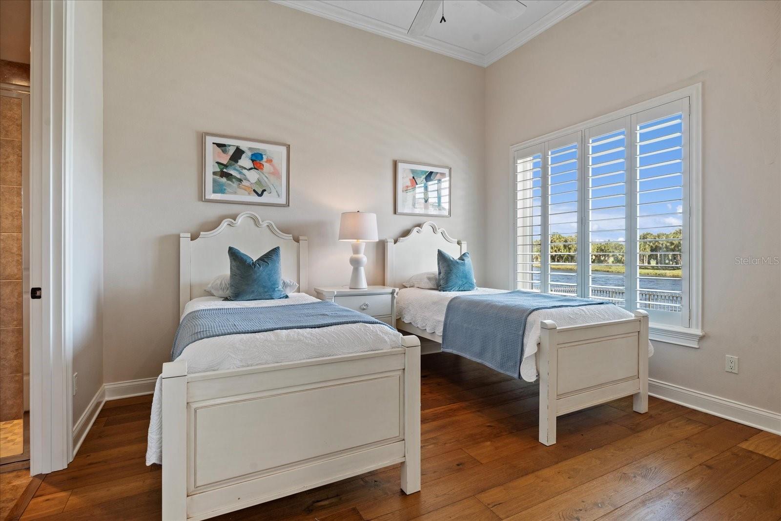 38 NORTHSHORE DR