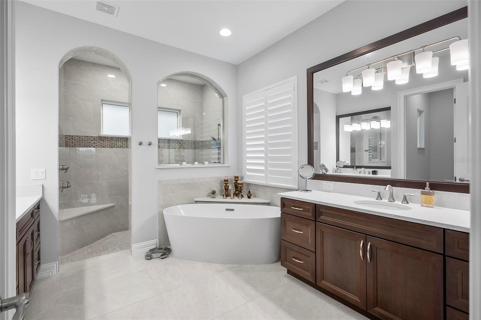 32 CREEKSIDE DR