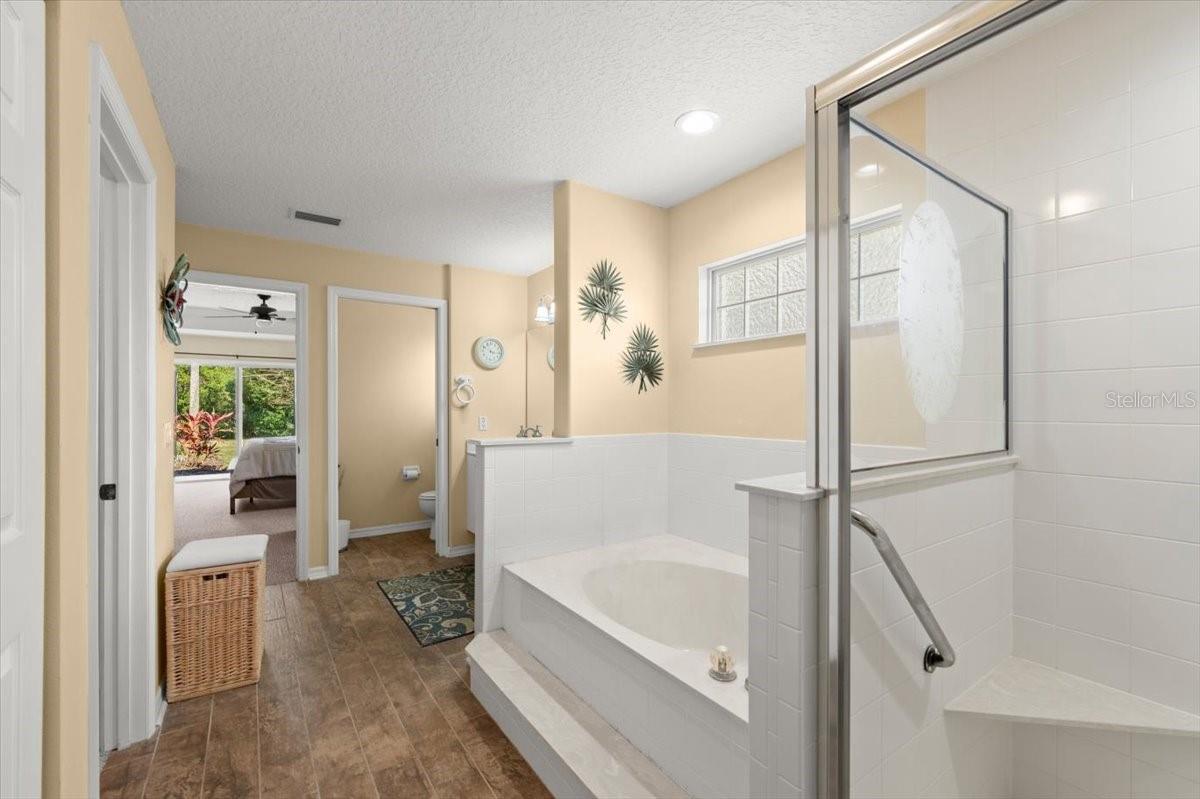17 LAKESIDE PL E