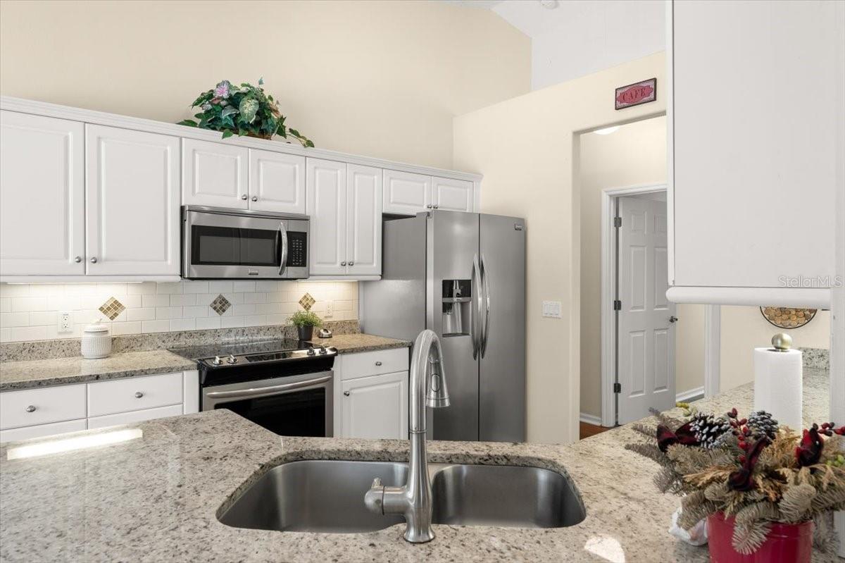 17 LAKESIDE PL E