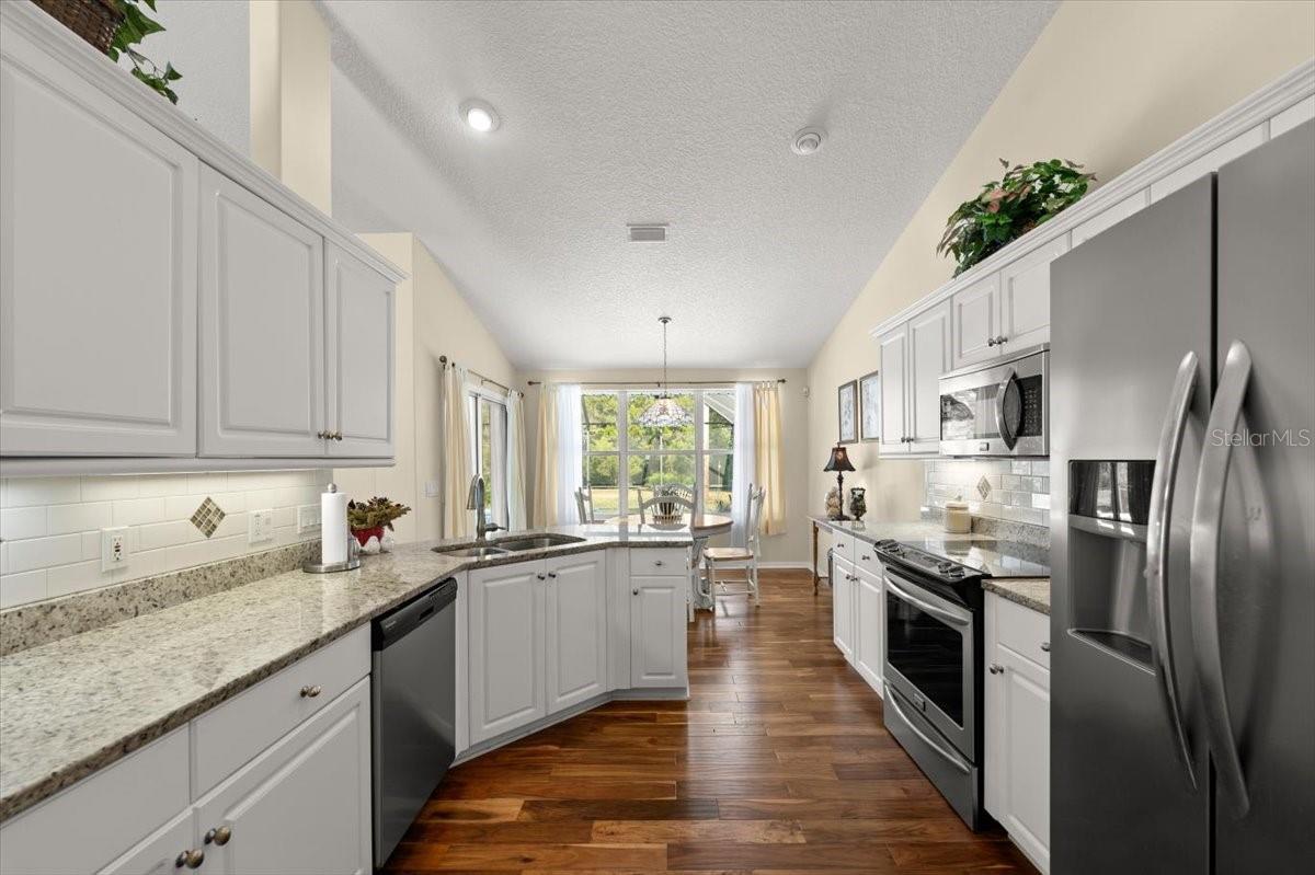 17 LAKESIDE PL E