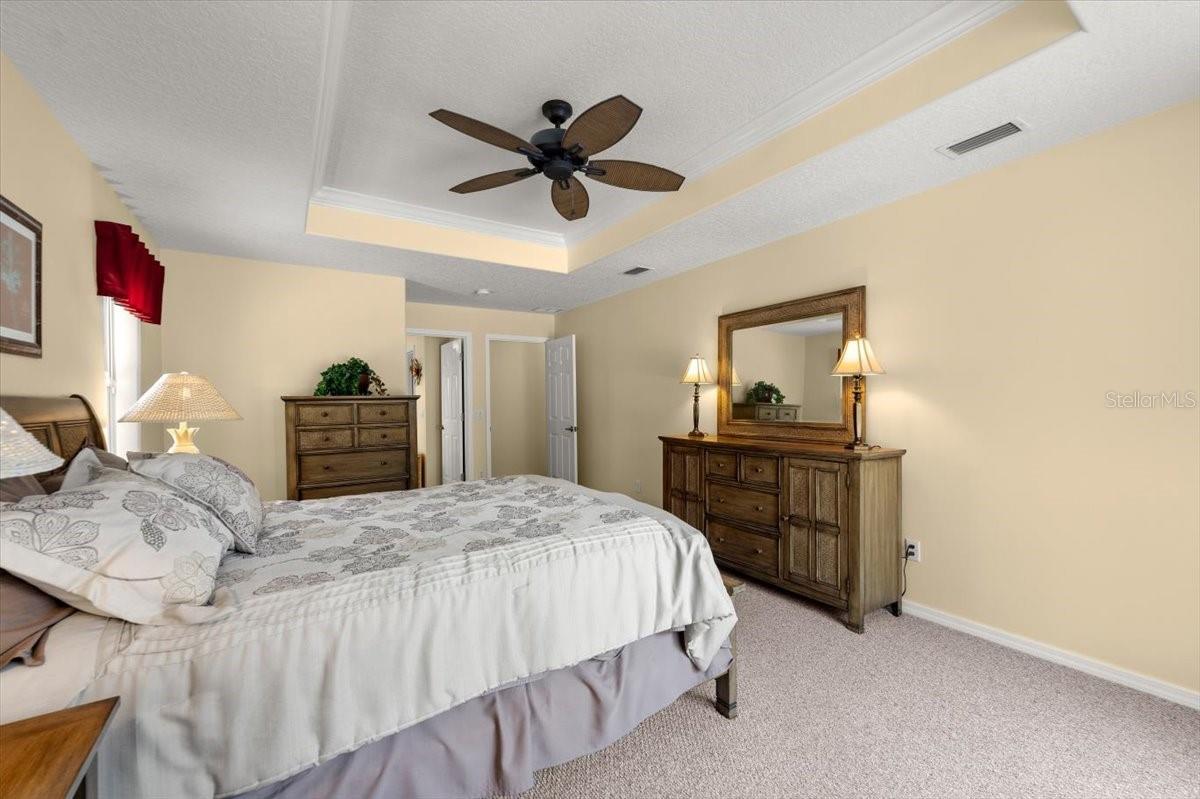 17 LAKESIDE PL E