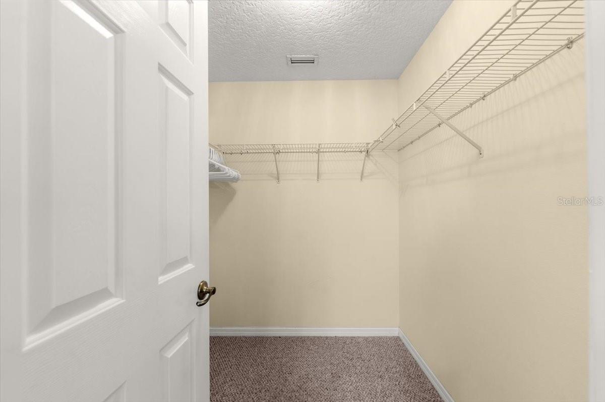 17 LAKESIDE PL E