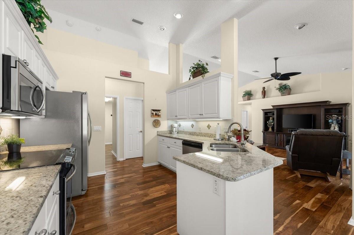 17 LAKESIDE PL E