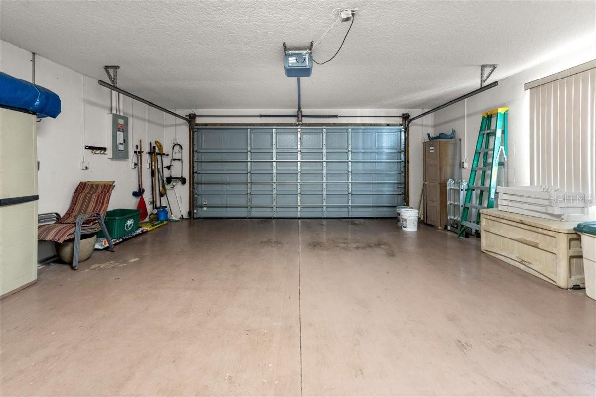 17 LAKESIDE PL E