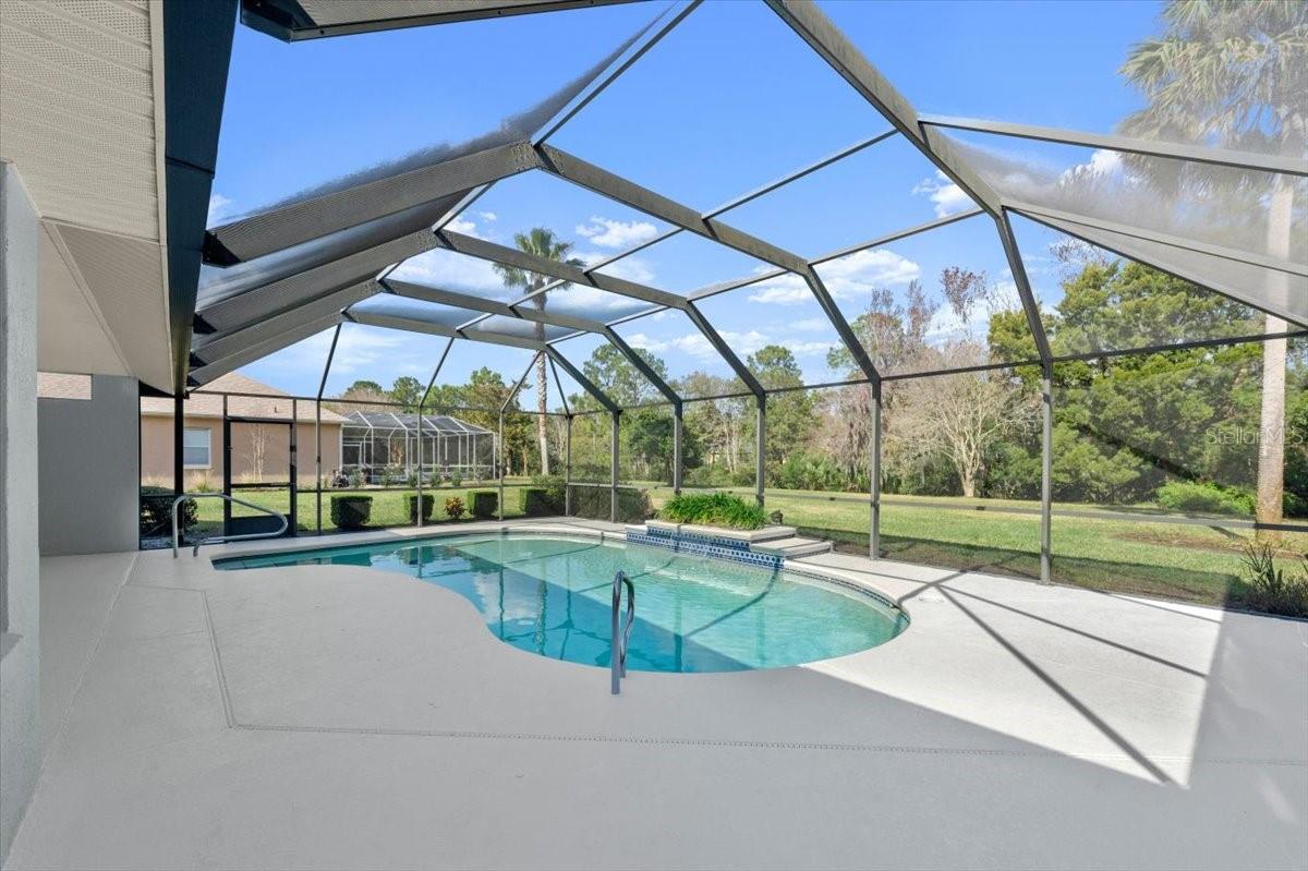 17 LAKESIDE PL E