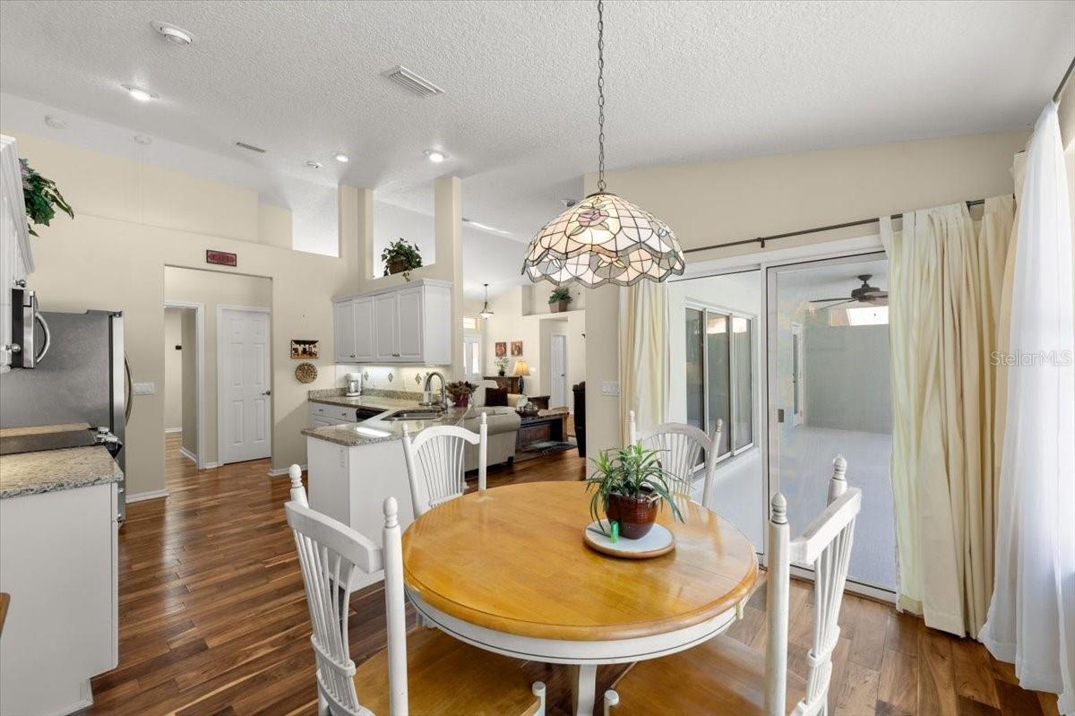 17 LAKESIDE PL E