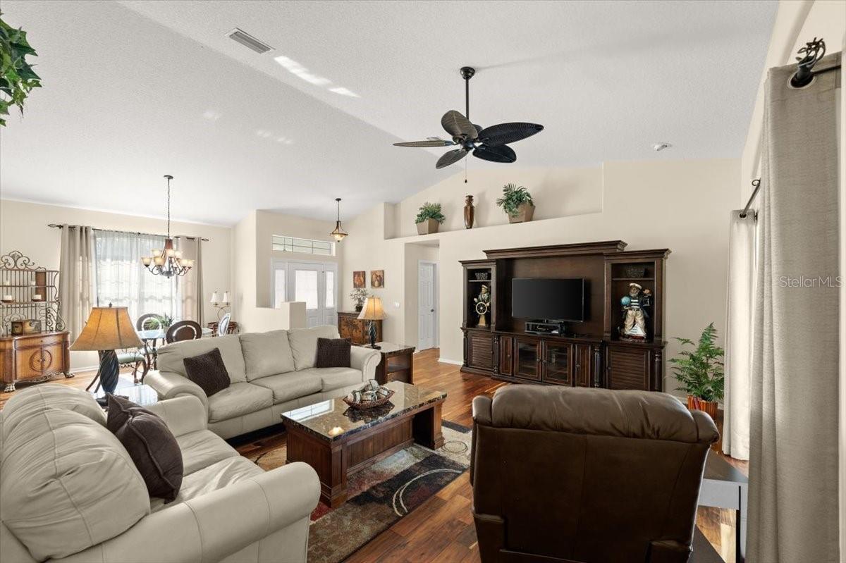 17 LAKESIDE PL E