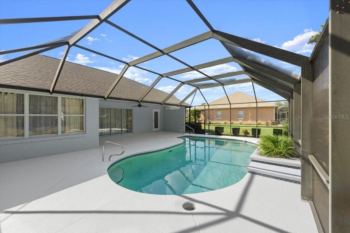 17 LAKESIDE PL E