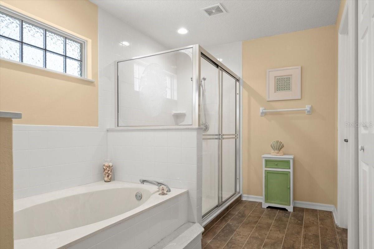 17 LAKESIDE PL E