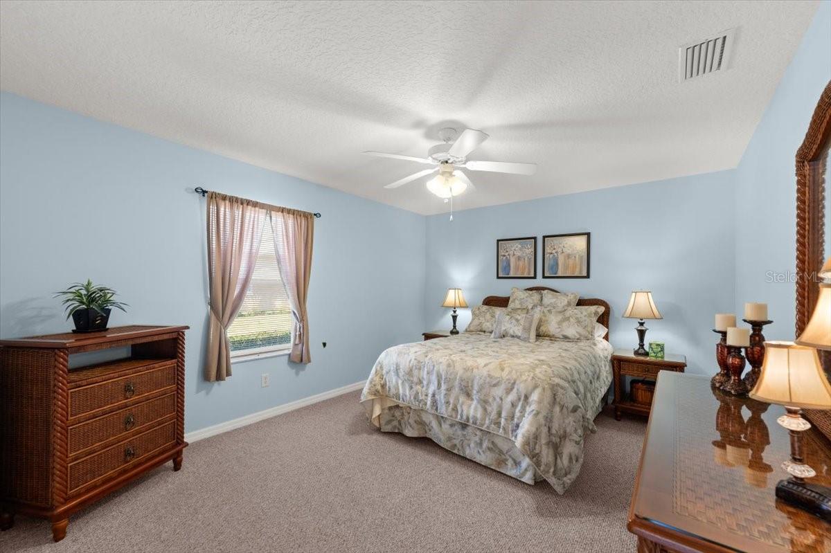 17 LAKESIDE PL E