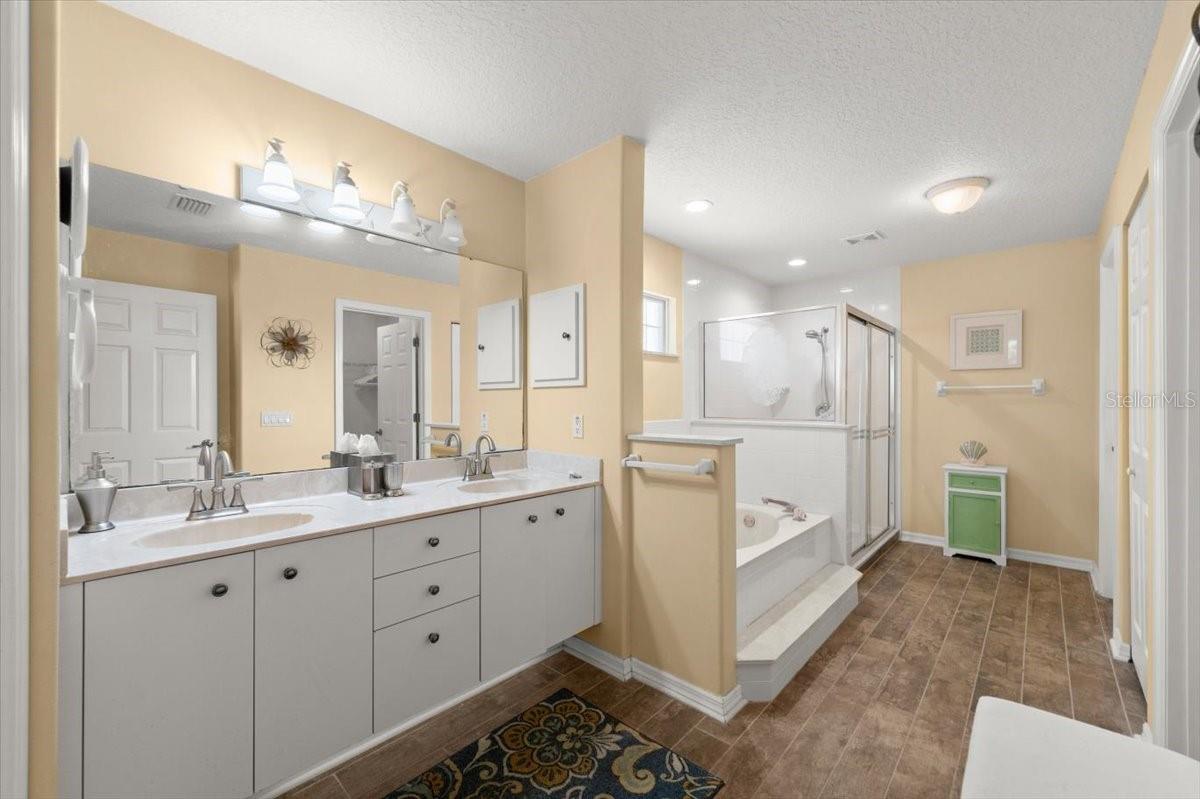 17 LAKESIDE PL E