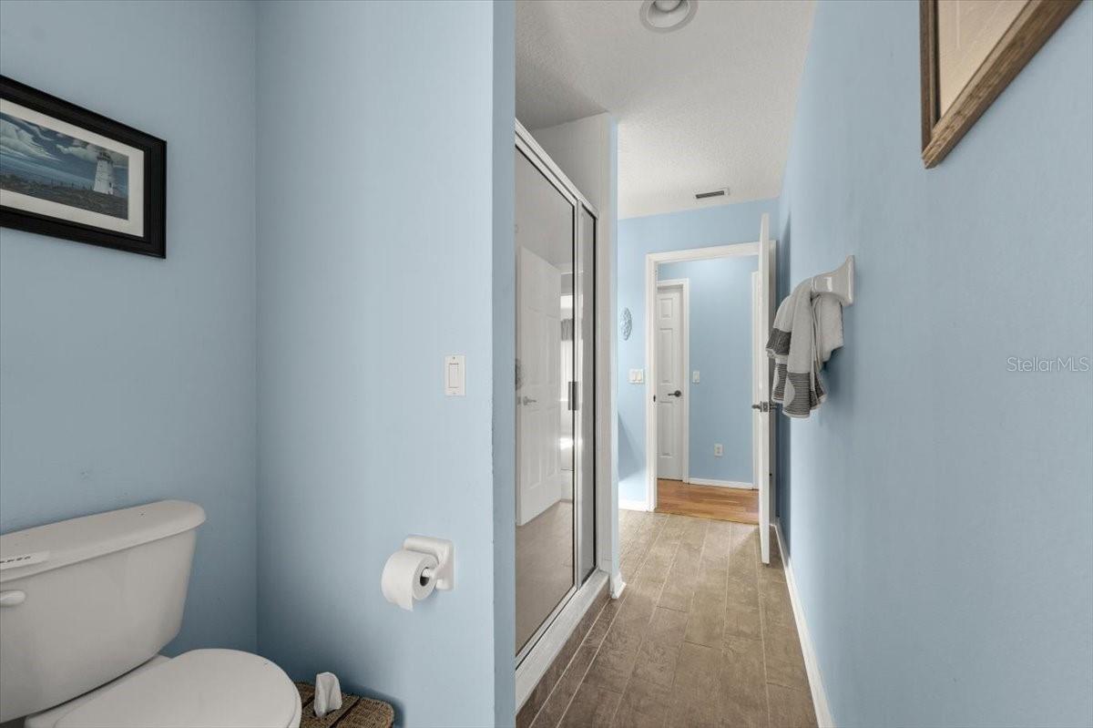17 LAKESIDE PL E