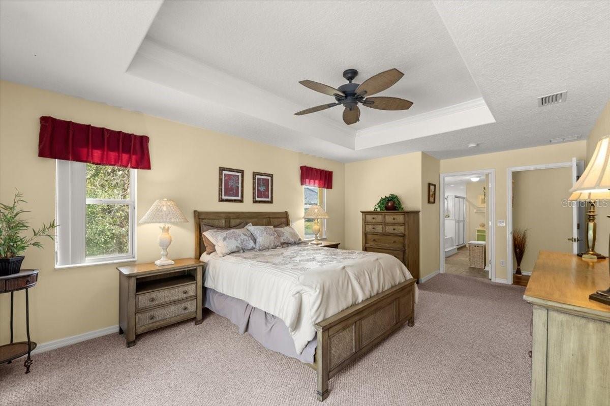 17 LAKESIDE PL E