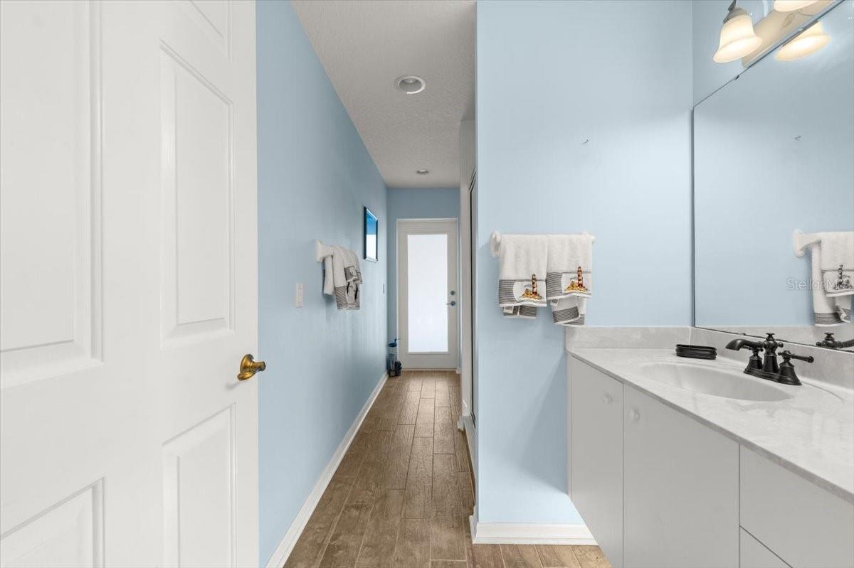17 LAKESIDE PL E